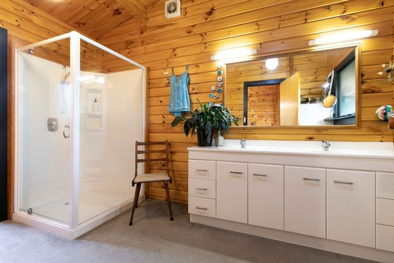 Photo of property in 19-21 Mountain Road, Henderson Valley, Auckland, 0612