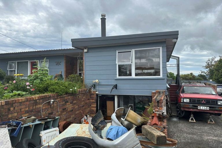 Photo of property in 3 Hillary Heights Avenue, Glendene, Auckland, 0602