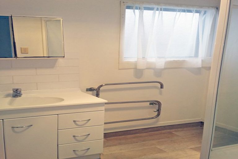 Photo of property in 7a Oteha Valley, Northcross, Auckland, 0632