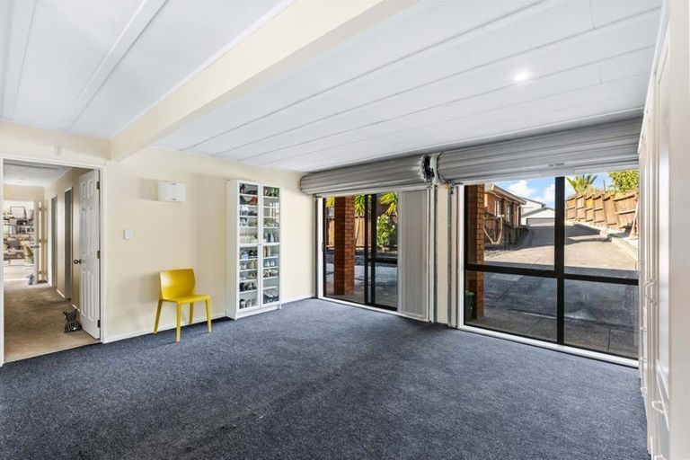 Photo of property in 2/16 Matisse Drive, West Harbour, Auckland, 0618