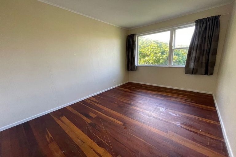 Photo of property in 147 Ruskin Road, Newlands, Wellington, 6037