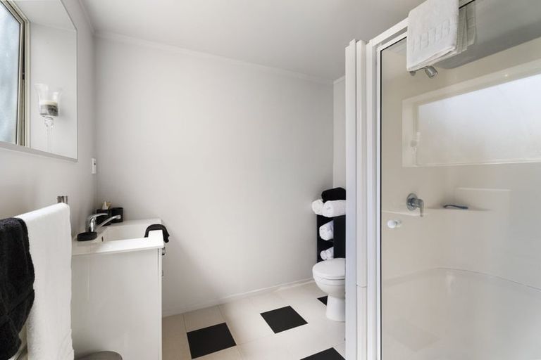 Photo of property in 1/28a Tamahere Drive, Glenfield, Auckland, 0629