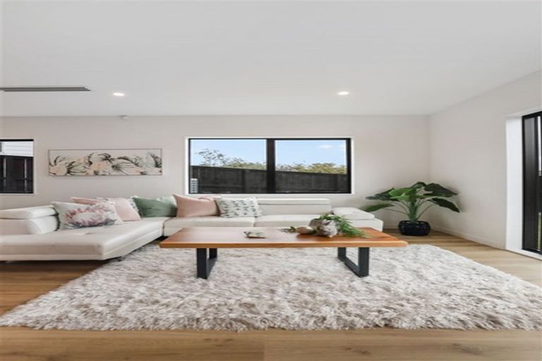 Photo of property in 5b Woodhouse Place, West Harbour, Auckland, 0618