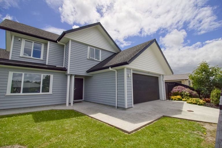 Photo of property in 17 Walter Ruddock Avenue, Kumeu, 0810