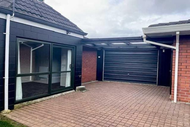 Photo of property in 2/10 Tulloch Place, Conifer Grove, Takanini, 2112