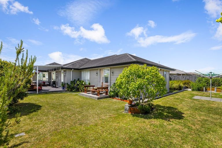 Photo of property in 17 Larmer Drive, Kumeu, 0810