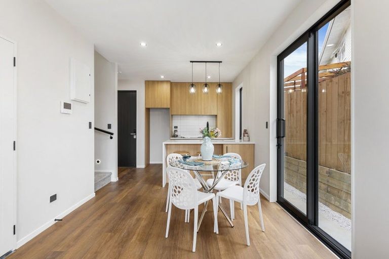 Photo of property in 121a Reeves Road, Pakuranga Heights, Auckland, 2010