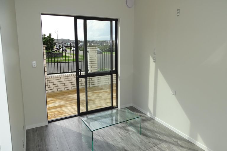 Photo of property in 1 Bunbeg Crescent, Flat Bush, Auckland, 2019