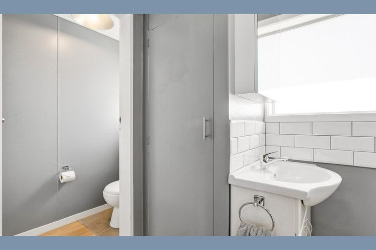 Photo of property in 12 Middlesex Place, Northland, Wellington, 6012