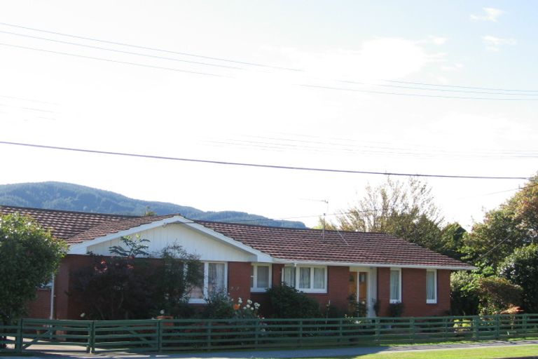 Photo of property in 2b Dunns Street, Silverstream, Upper Hutt, 5019