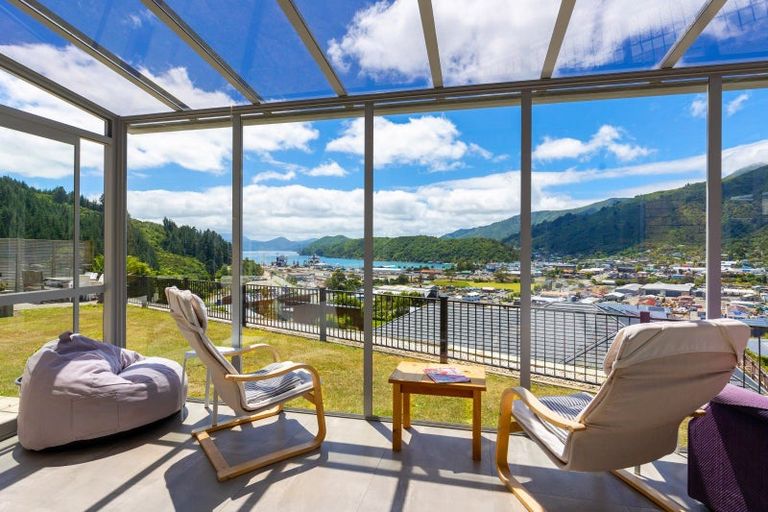 Photo of property in 10 Harbour View Heights, Picton, 7220
