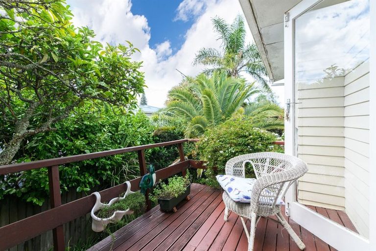 Photo of property in 1/25 Margaret Place, Milford, Auckland, 0620