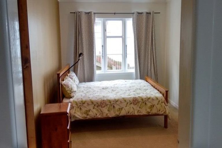 Photo of property in 204 Sutherland Road, Lyall Bay, Wellington, 6022