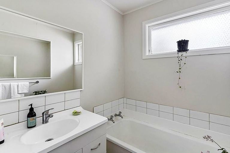 Photo of property in 24a Blanes Road, Weymouth, Auckland, 2103