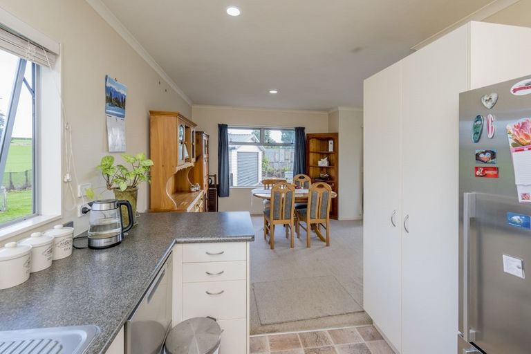 Photo of property in 37a Waikawa Beach Road, Manakau, Levin, 5573