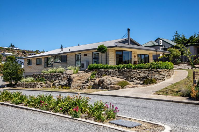 Photo of property in 2 Hart Place, Bridge Hill, Alexandra, 9320