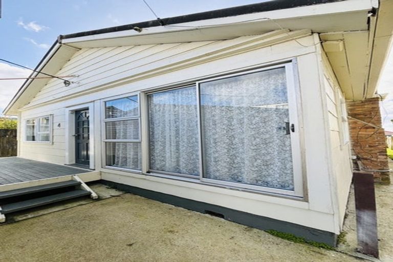 Photo of property in 4 Kaponga Crescent, New Lynn, Auckland, 0600
