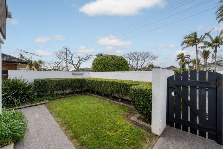 Photo of property in 3/23 Eastern Beach Road, Eastern Beach, Auckland, 2012