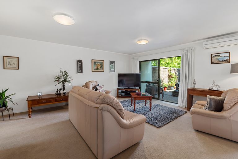 Photo of property in 2/90 Albany Highway, Greenhithe, Auckland, 0632