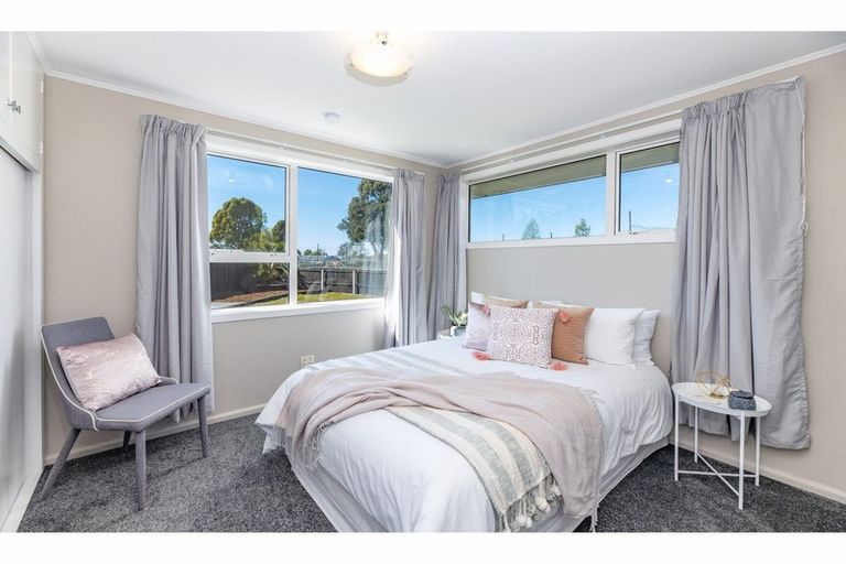 Photo of property in 16 Saunders Place, Redwood, Christchurch, 8051