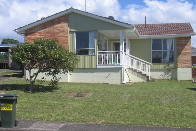 Photo of property in 90 Greenslade Crescent, Northcote, Auckland, 0627