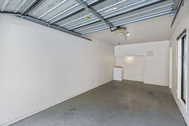 Photo of property in 4/42 Fields Parade, Oteha, Auckland, 0632