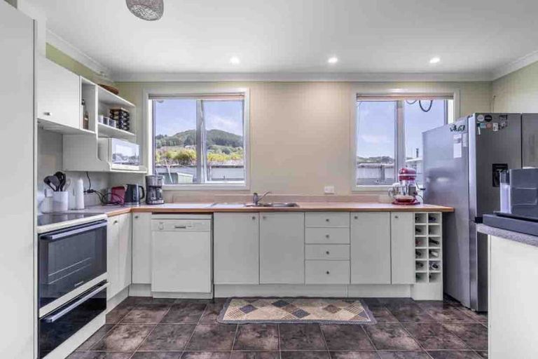 Photo of property in 246 Marine Parade, Bluff, 9814