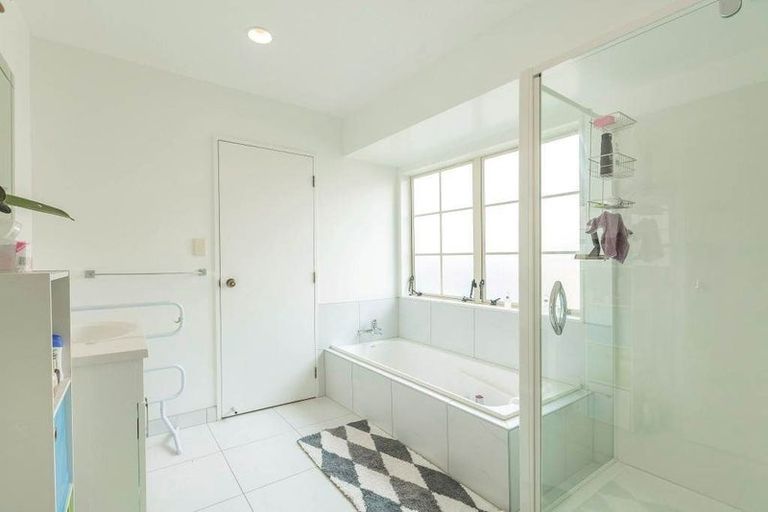 Photo of property in 2/182 Mokoia Road, Chatswood, Auckland, 0626