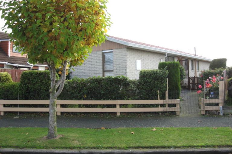 Photo of property in 14 Sawtell Place, Northcote, Christchurch, 8052