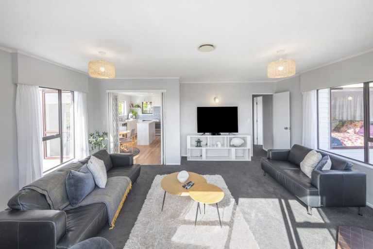 Photo of property in 42 Chapman Street, Newlands, Wellington, 6037