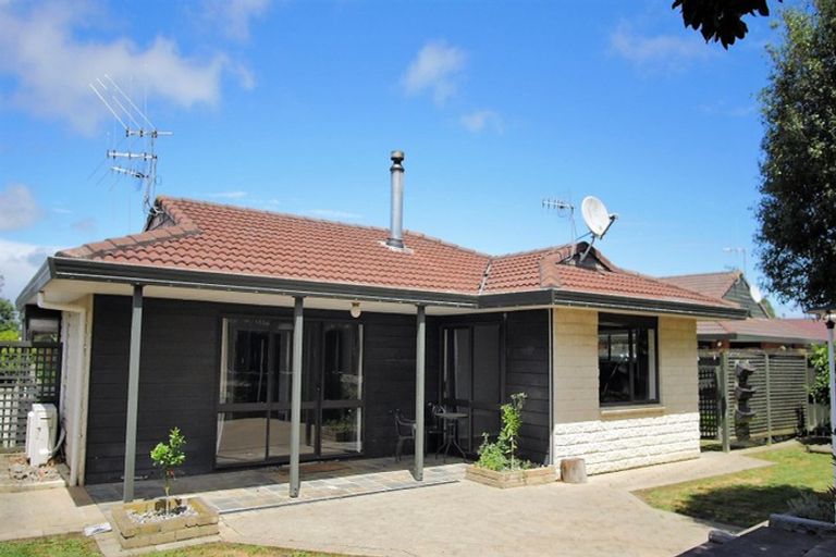 Photo of property in 100 John F Kennedy Drive, Milson, Palmerston North, 4414