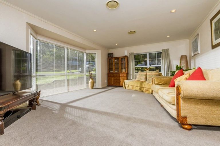 Photo of property in 8 Highwood Grove, Torbay, Auckland, 0630