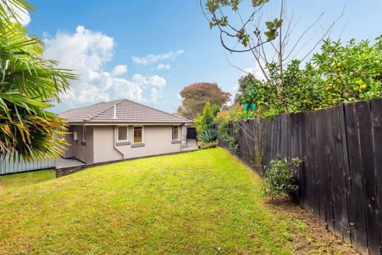 Photo of property in 8 Red Oak Place, Schnapper Rock, Auckland, 0632