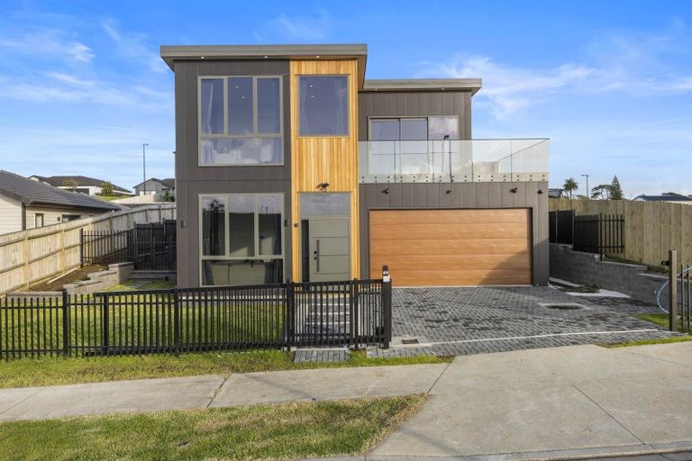 Photo of property in 32 Tahuna Minhinnick Drive, Glenbrook, Waiuku, 2681