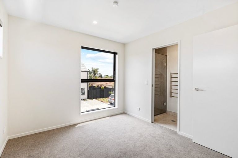 Photo of property in 2/77 Matipo Road, Te Atatu Peninsula, Auckland, 0610