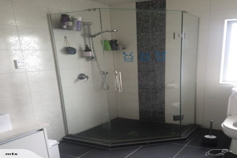 Photo of property in 20 Harrowglen Drive, Northcross, Auckland, 0632