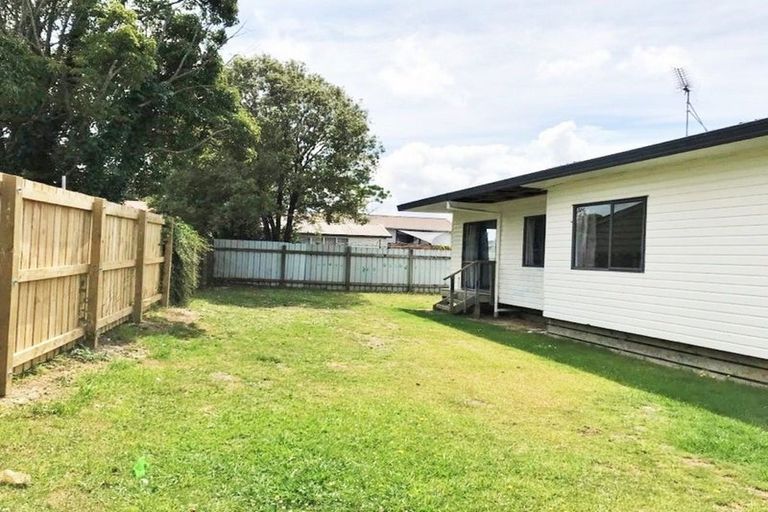 Photo of property in 2/5 Solveig Place, Randwick Park, Auckland, 2105