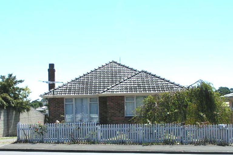 Photo of property in 61 Onewa Road, Northcote, Auckland, 0627