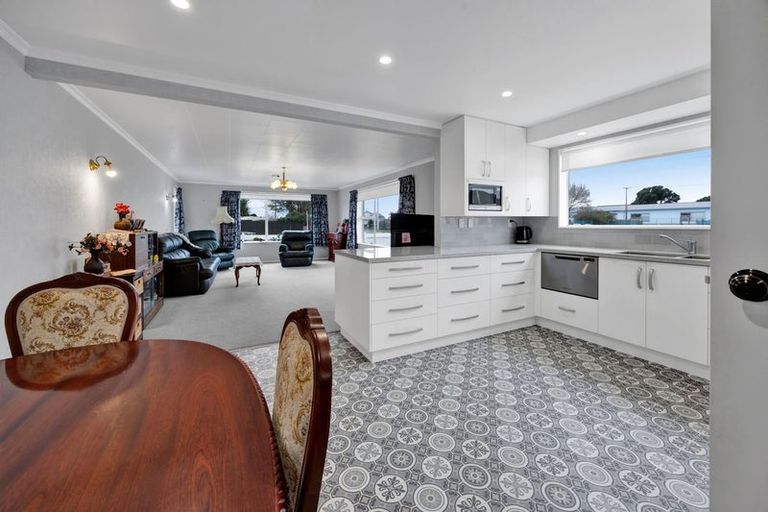 Photo of property in 11 Furlong Street, Hawera, 4610