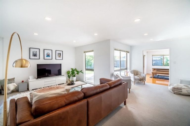 Photo of property in 10 Donzella Place, Conifer Grove, Takanini, 2112