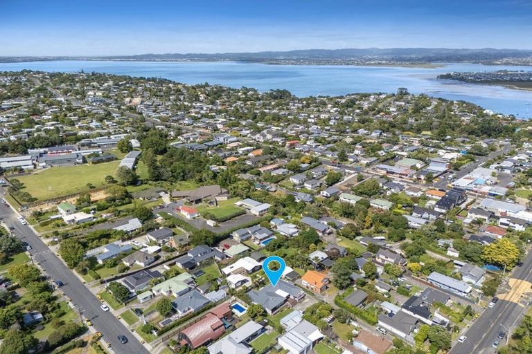 Photo of property in 133 Beach Haven Road, Beach Haven, Auckland, 0626