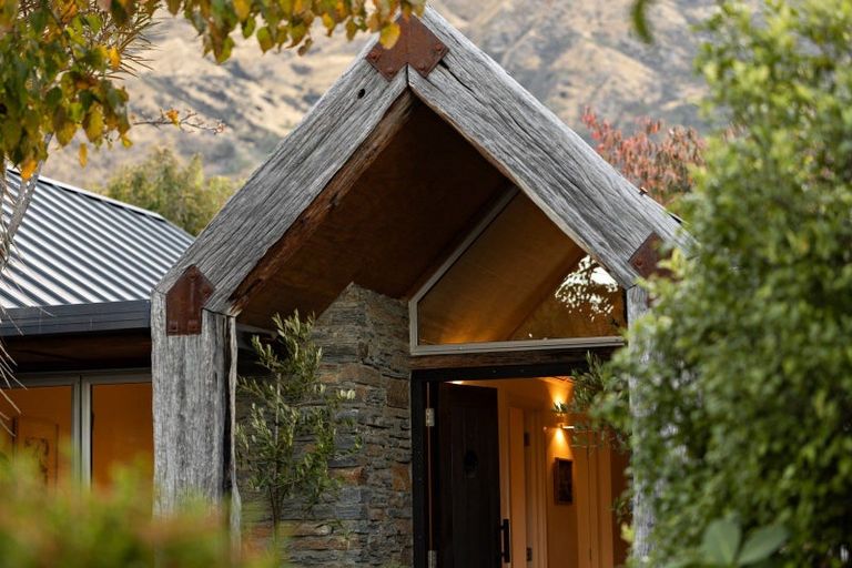 Photo of property in 12 Amber Close, Arthurs Point, Queenstown, 9371