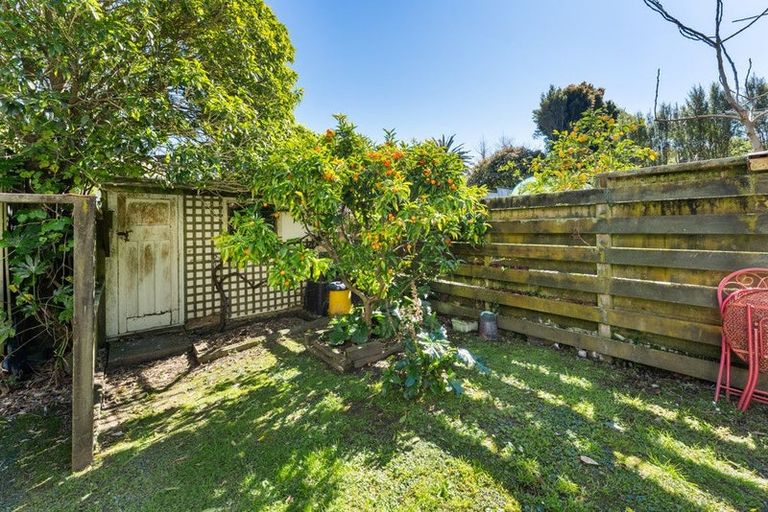 Photo of property in 28 Kakariki Grove, Waikanae, 5036