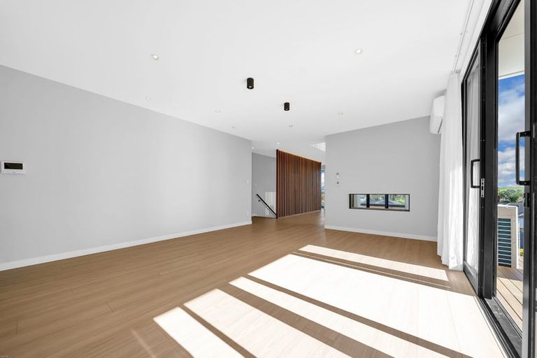 Photo of property in 28 Roxborough Place, East Tamaki Heights, Auckland, 2016