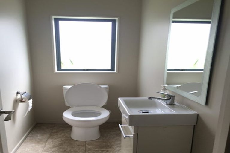 Photo of property in 1 Mana Lane, Pinehill, Auckland, 0632