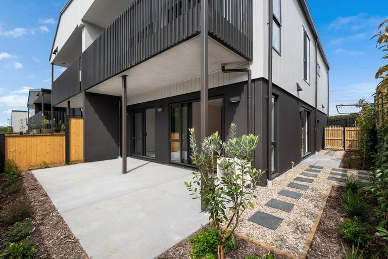 Photo of property in 1/3 Parapara Place, Albany, 0632