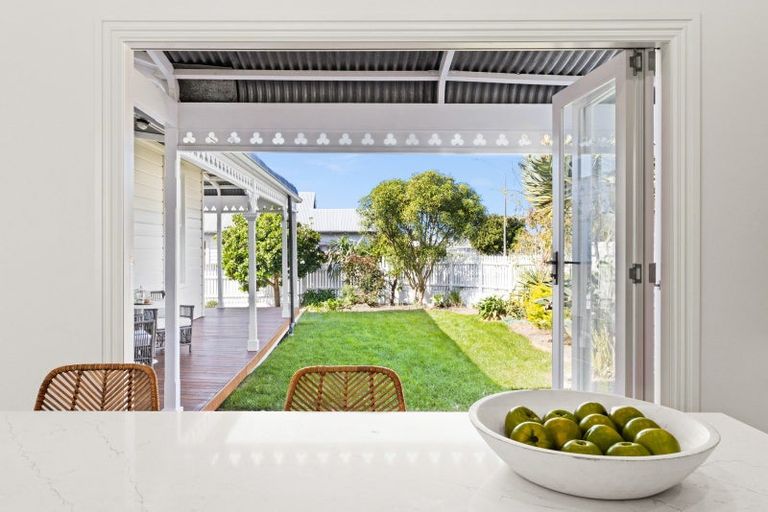 Photo of property in 27 Napier Terrace, Hospital Hill, Napier, 4110