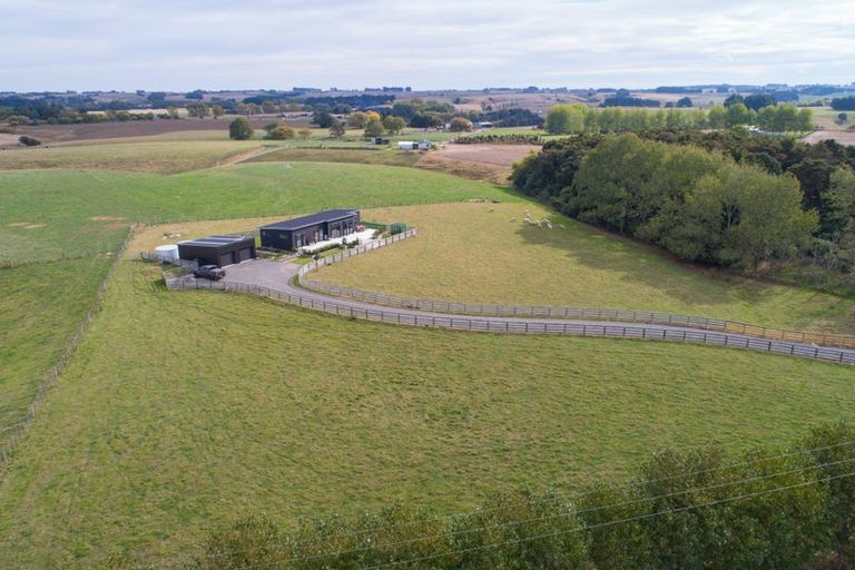 Photo of property in 567 Lethbridge Road, Halcombe, 4775