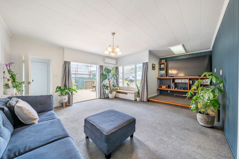 Photo of property in 20 Jocelyn Crescent, Pinehaven, Upper Hutt, 5019