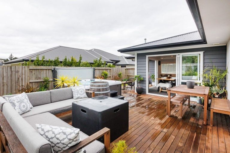 Photo of property in 41 Coutts Way, Fitzherbert, Palmerston North, 4410